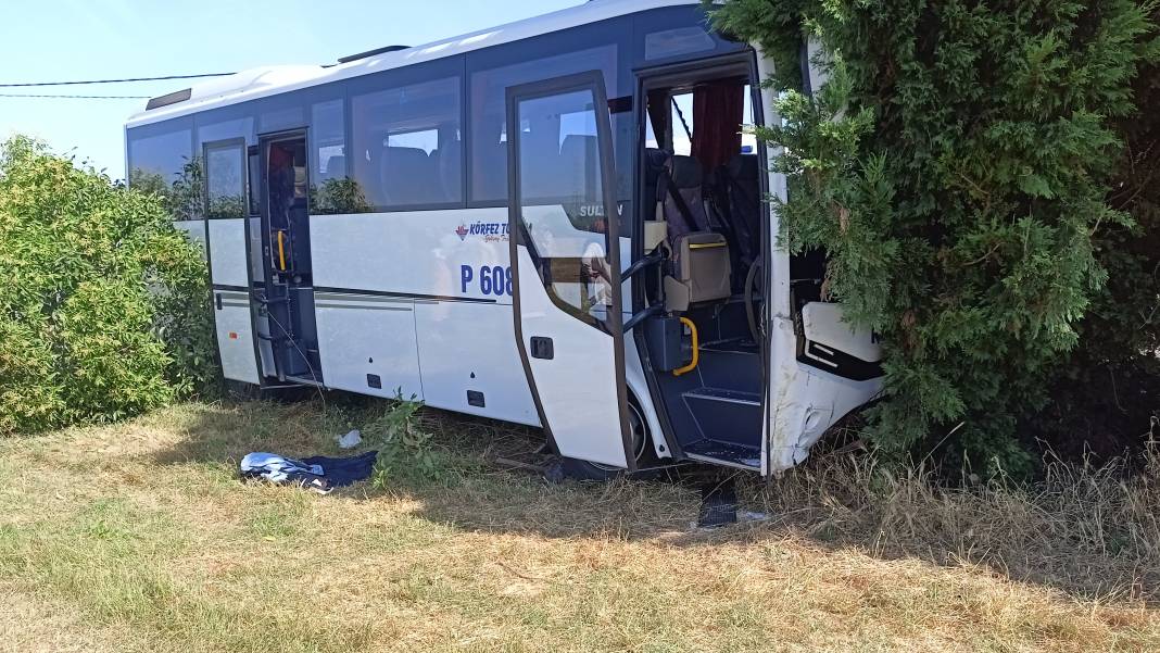 Tır ile servis midibüsü kafa kafaya çarpıştı: 1'i ağır 26 yaralı 24